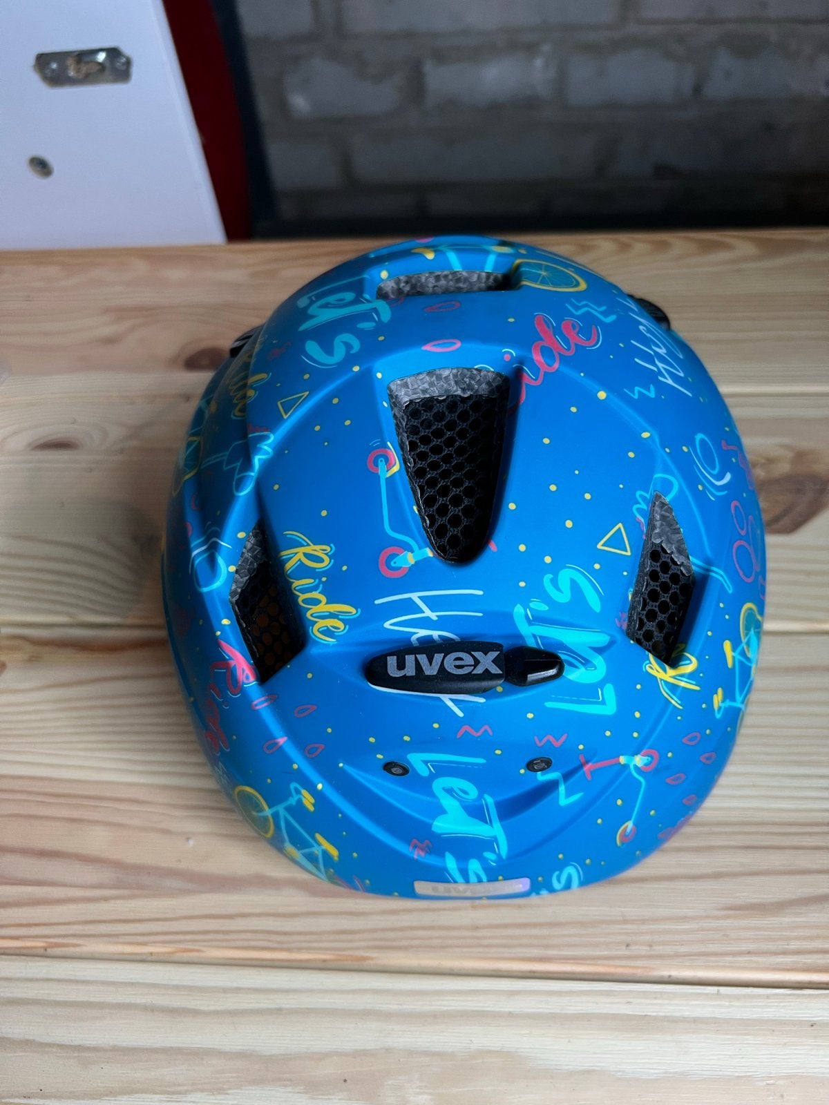 Uvex Fietshelm Kinderen - Blauw met Kleurrijke Print, Fietsen en Brommers, Fietsaccessoires | Fietshelmen, Ophalen of Verzenden