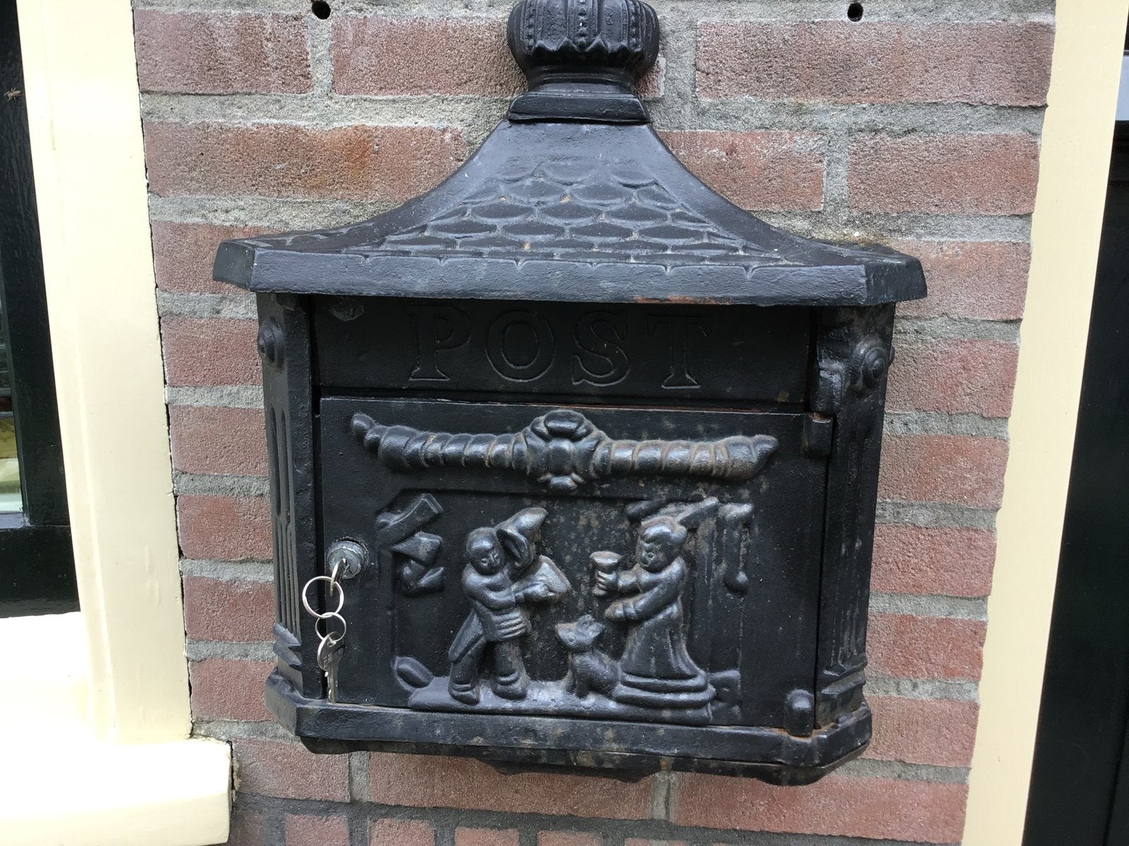 Antieke gietijzeren wandbrievenbus met sleutel, Tuin en Terras, Brievenbussen, Ophalen of Verzenden, Gebruikt, IJzer, Wandbrievenbus