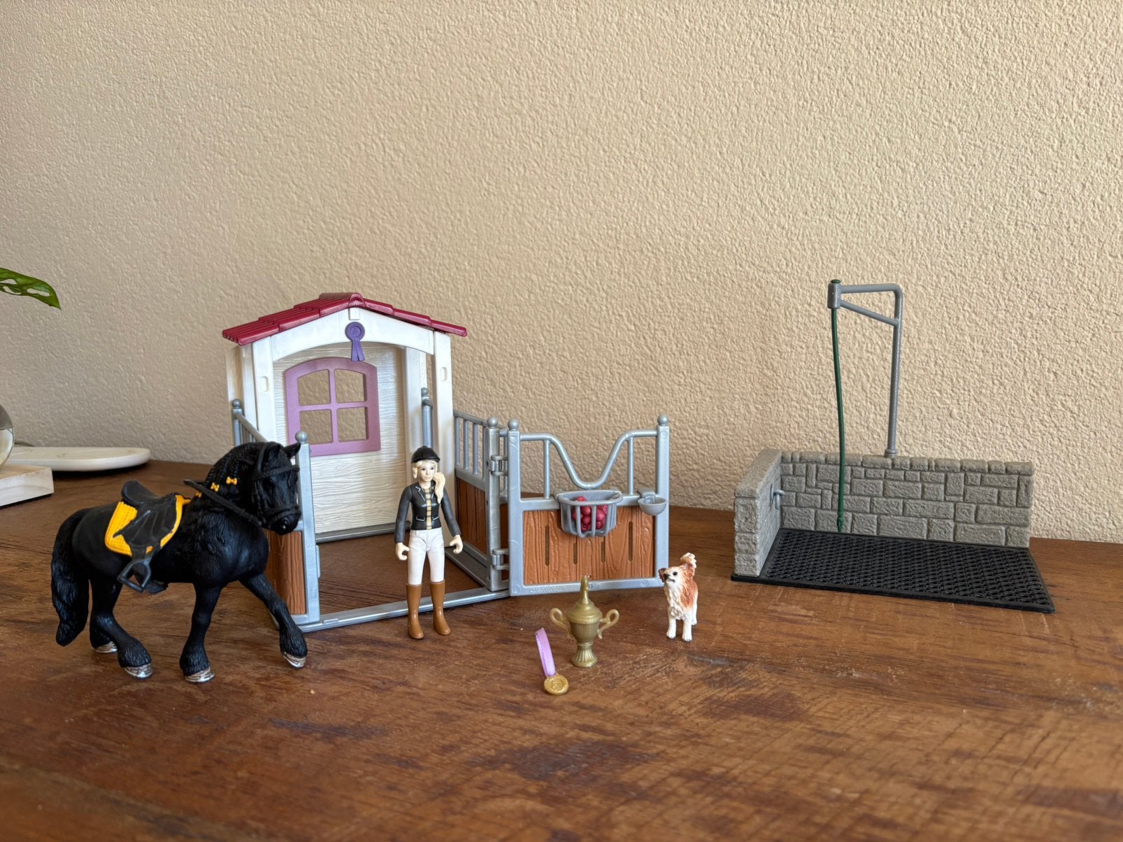 Schleich 42437 paardenstal Tori & Princess + poetsplaats, Ophalen of Verzenden, Zo goed als nieuw