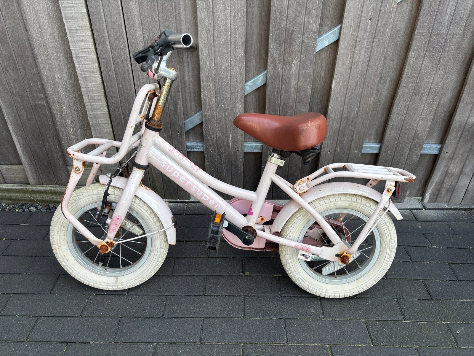Roze kinderfiets Supersuper, gratis af te halen - opknapper!, Fietsen en Brommers, Ophalen, Gebruikt, Terugtraprem, Minder dan 16 inch