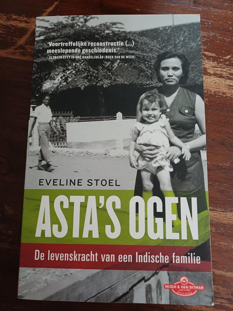 Asta's Ogen - Eveline Stoel (Indische familiegeschiedenis), Ophalen of Verzenden, Zo goed als nieuw, Eveline Stoel, Overige