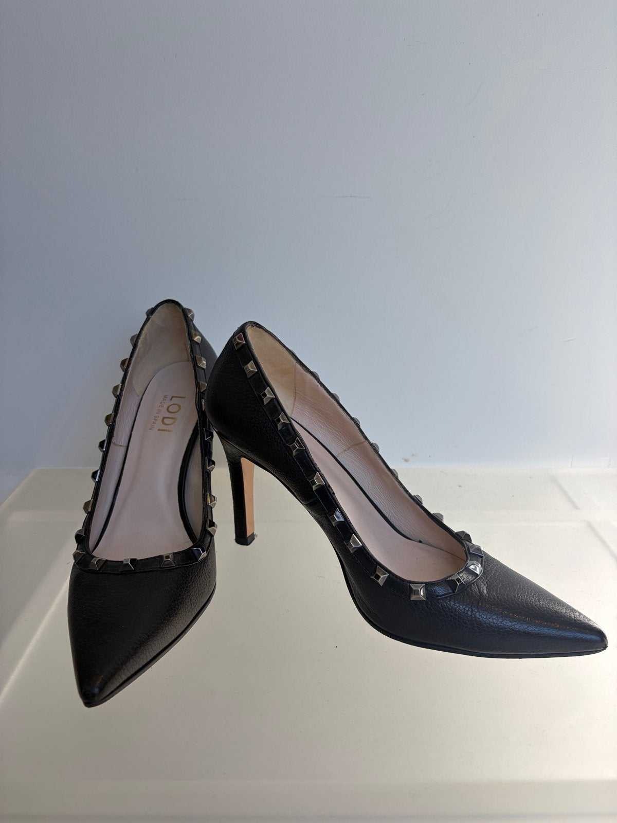 ZGAN Zwarte Lodi Pumps met Studs Mt 38, Kleding | Dames, Pumps, Zwart, Ophalen of Verzenden, Zo goed als nieuw