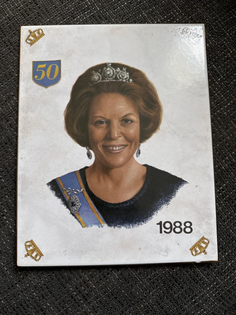 Tegel Beatrix 50 jaar 1988 - Kerastyl Rivestimento, Verzamelen, Koninklijk Huis en Royalty, Ophalen of Verzenden, Gebruikt, Nederland