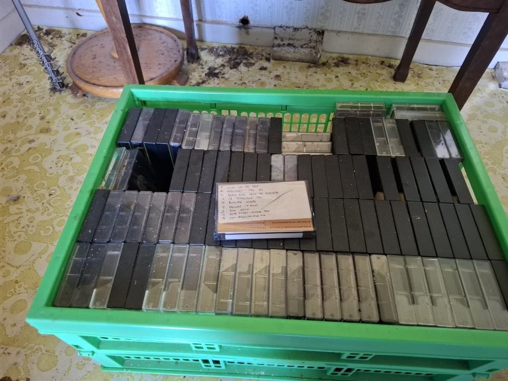 Krat met cassettes met Top 40 nummers vanaf 1965, Ophalen, Gebruikt