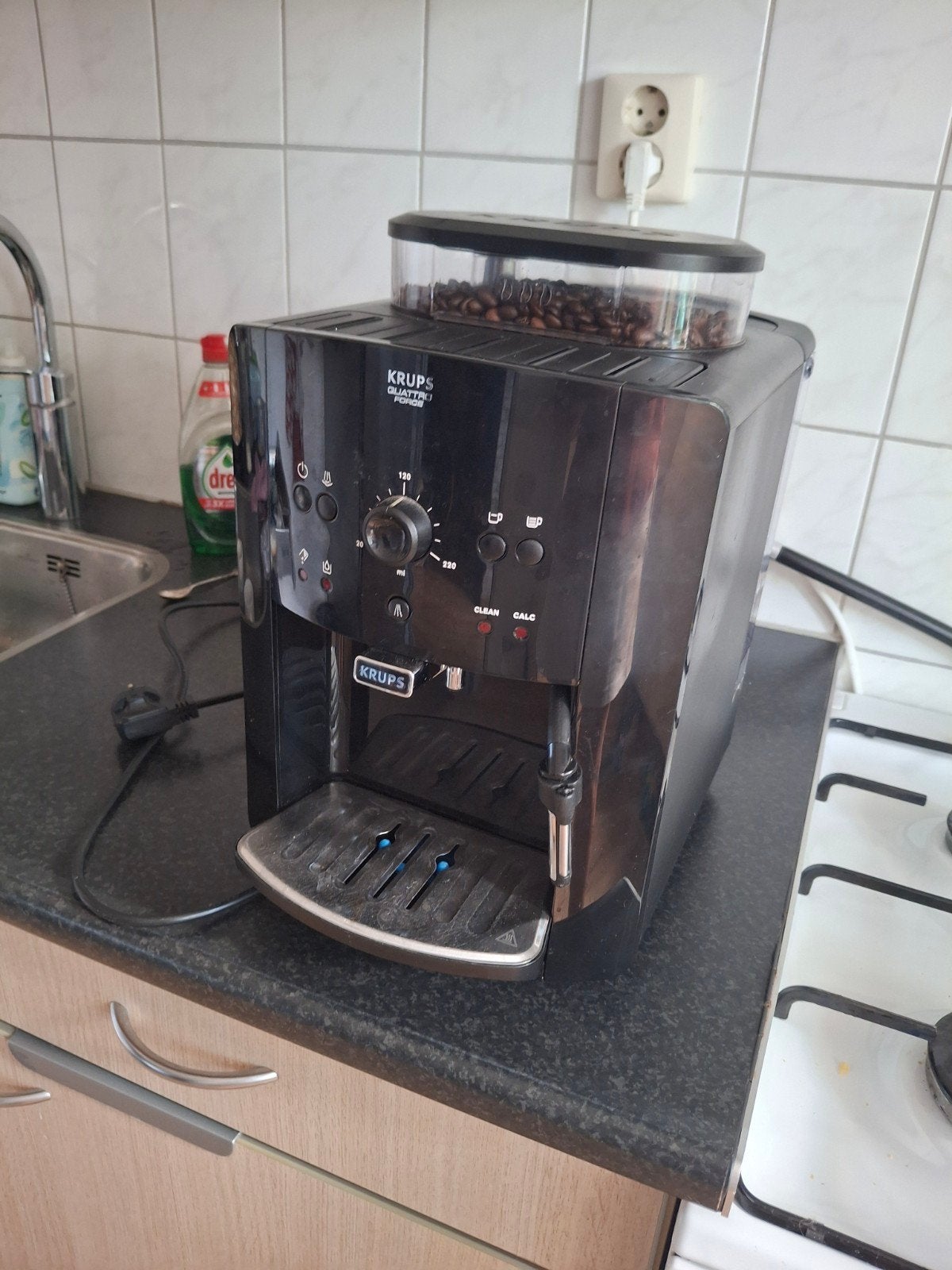 Krups Quattro Force Koffiemachine met bonenmaler, Gebruikt, Koffiemachine, 4 tot 10 kopjes, Afneembaar waterreservoir