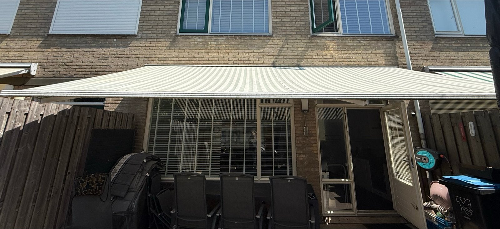 Zonnescherm: Knikarmscherm - Groen/Wit gestreept, Tuin en Terras, Zonneschermen, Ophalen, Gebruikt, 450 cm of meer, Elektrisch