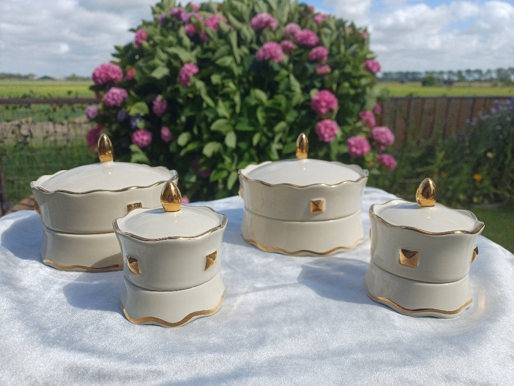4 Goud / Crème Dekselpotjes JCB Artichaut France voor € 40, Ophalen