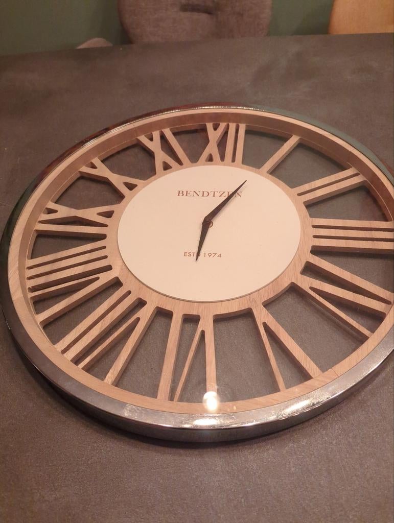 Bendtzen Houten Wandklok met Romeinse Cijfers, 48cm, Ophalen of Verzenden, Gebruikt, Analoog, Wandklok