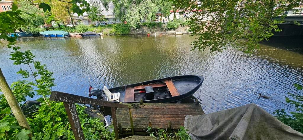Boot: Zwarte stalen vlet met eigen steiger, Gebruikt, Buitenboordmotor, Vlet, Benzine