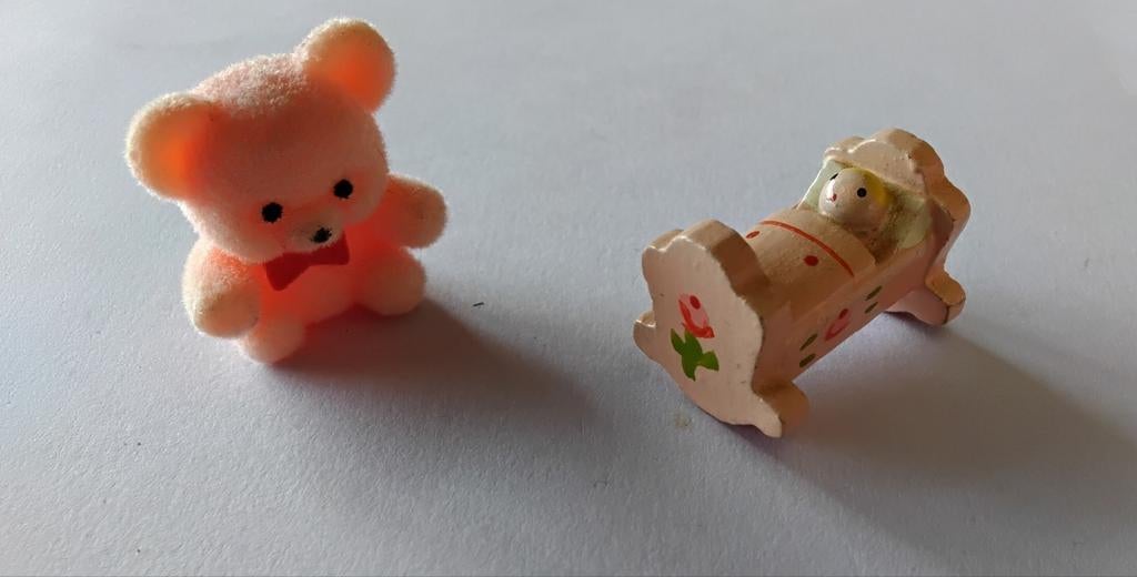 Klein houten wiegje en roze beer 1:12, Ophalen of Verzenden, Poppenhuis