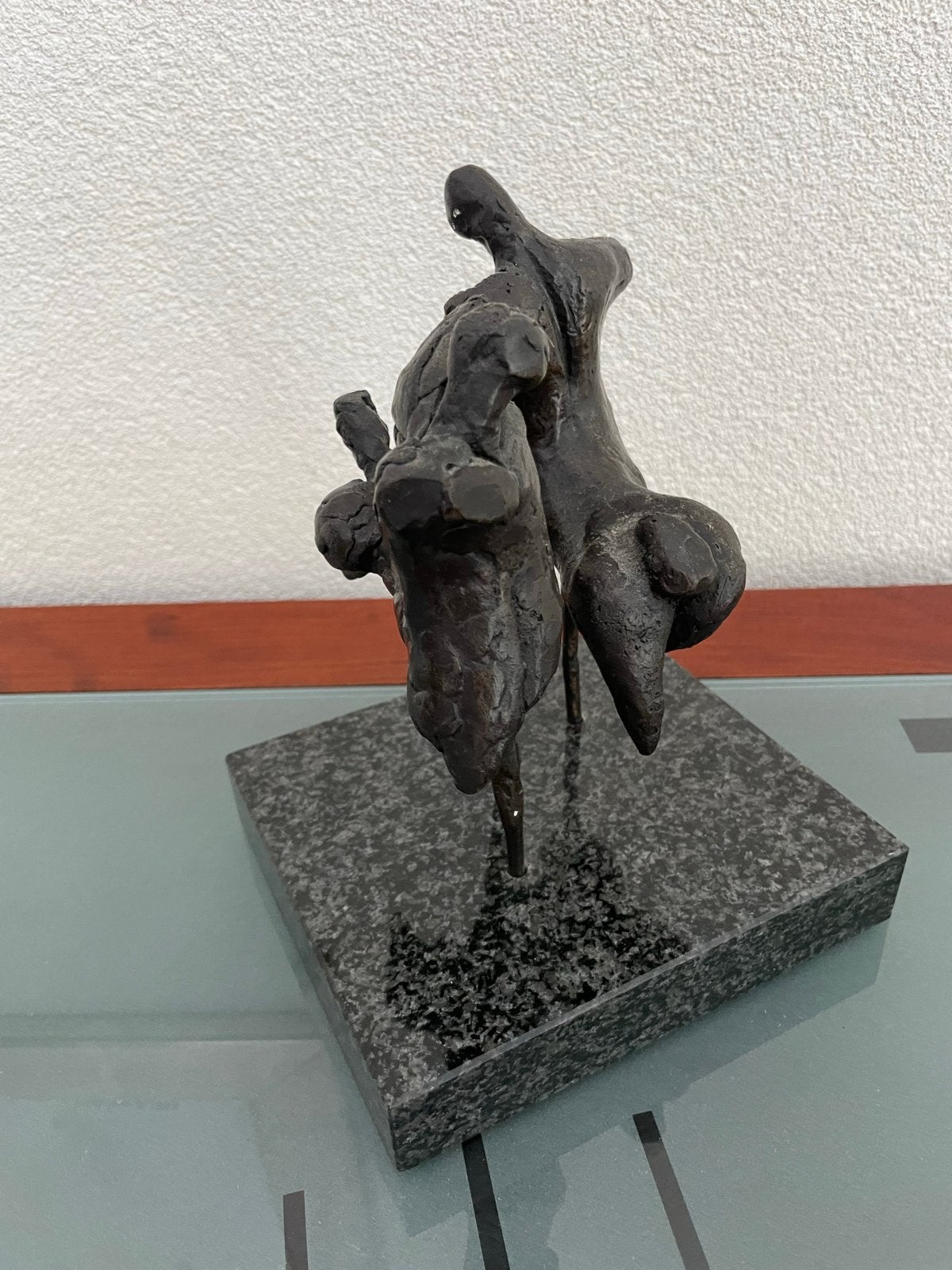 Abstract bronzen beeld van figuren op granieten sok, Ophalen, Brons, 20 - 50 cm, Op sokkel