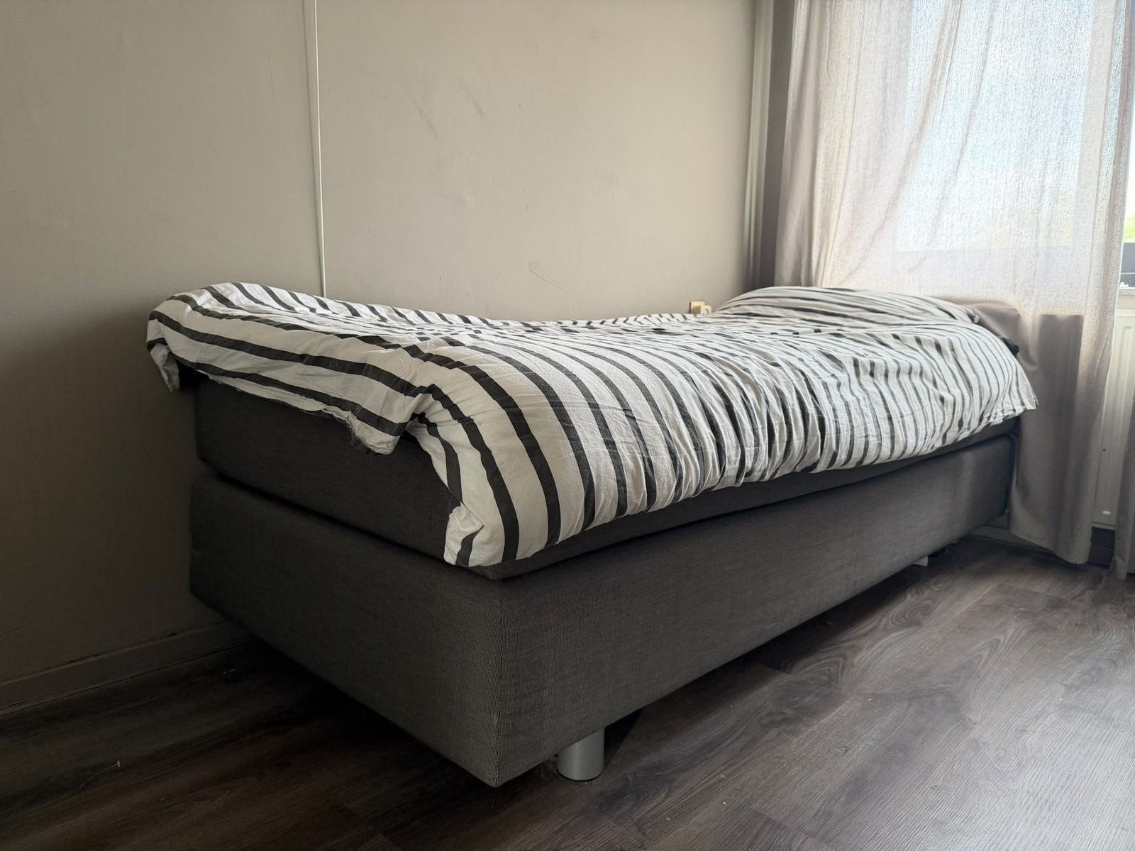 Foto 3 van Eenpersoonsbed grijze boxspring 200 cm x 90 cm
