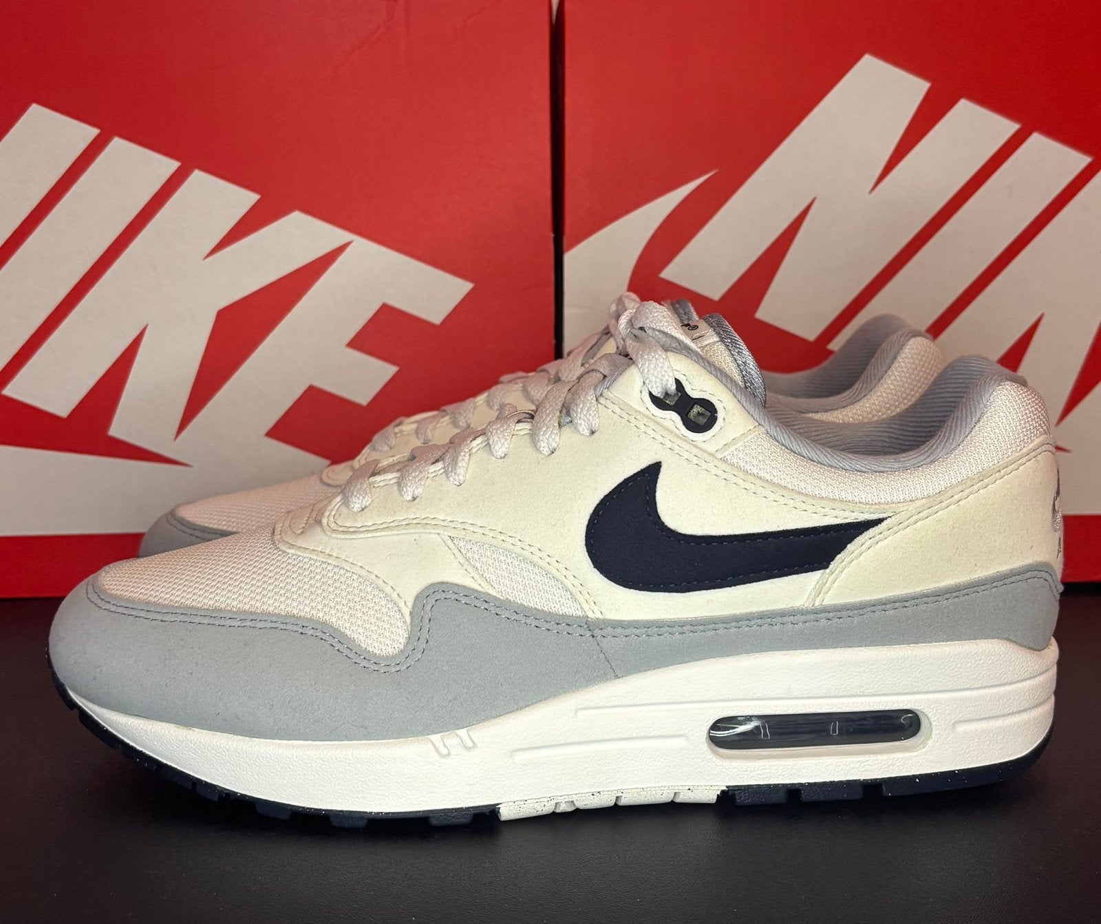 Nike Air Max 1 Platinum Tint Dark Obsidian mt. 42,5, Ophalen of Verzenden, Nieuw, Wit, Sneakers of Gympen