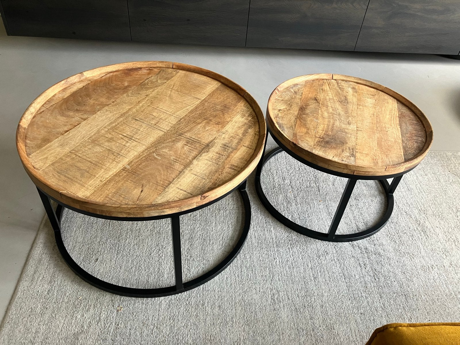 Set van 2 ronde salontafels van mangohout en metaal, Huis en Inrichting, Gebruikt, Rond, 5 – 50, Overige houtsoorten