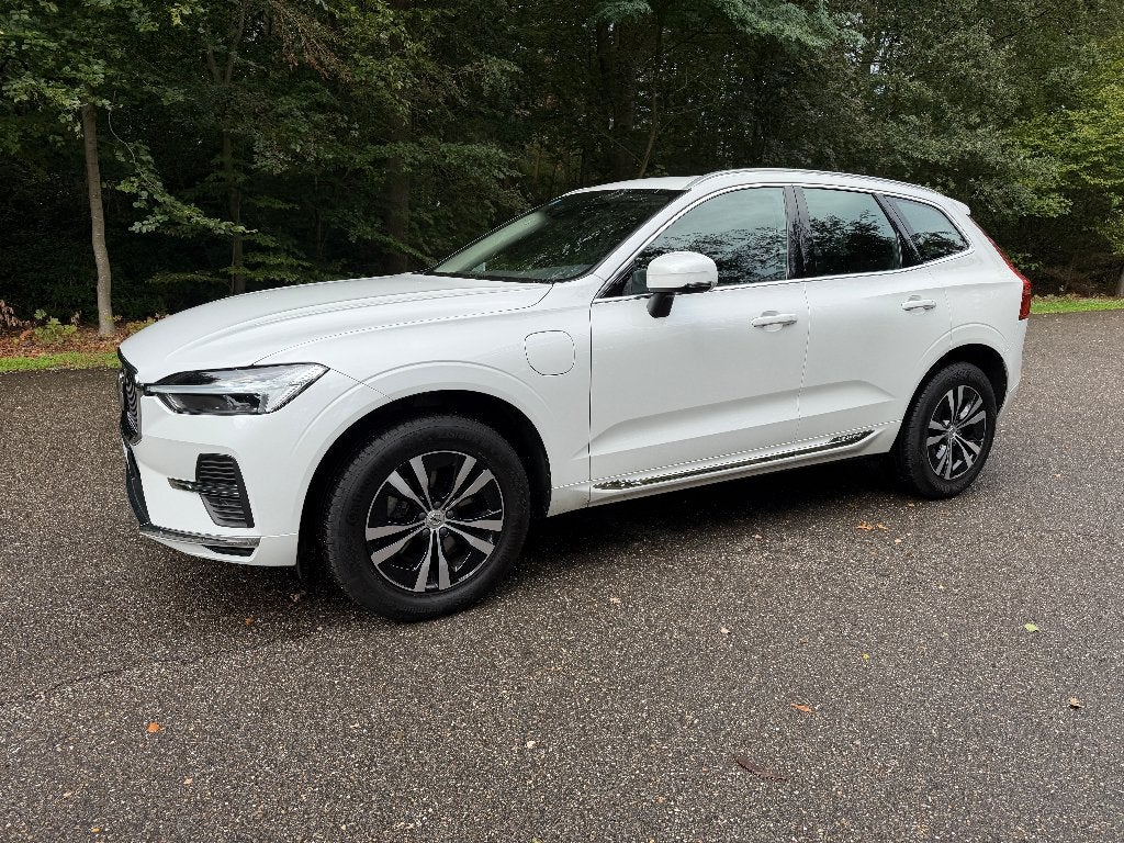 Volvo XC60 T6 AWD Plug-In 2022 152dkm Long Range Pano ACC, Auto's, Dealer onderhouden, 4 cilinders, 1969 cc, Wit