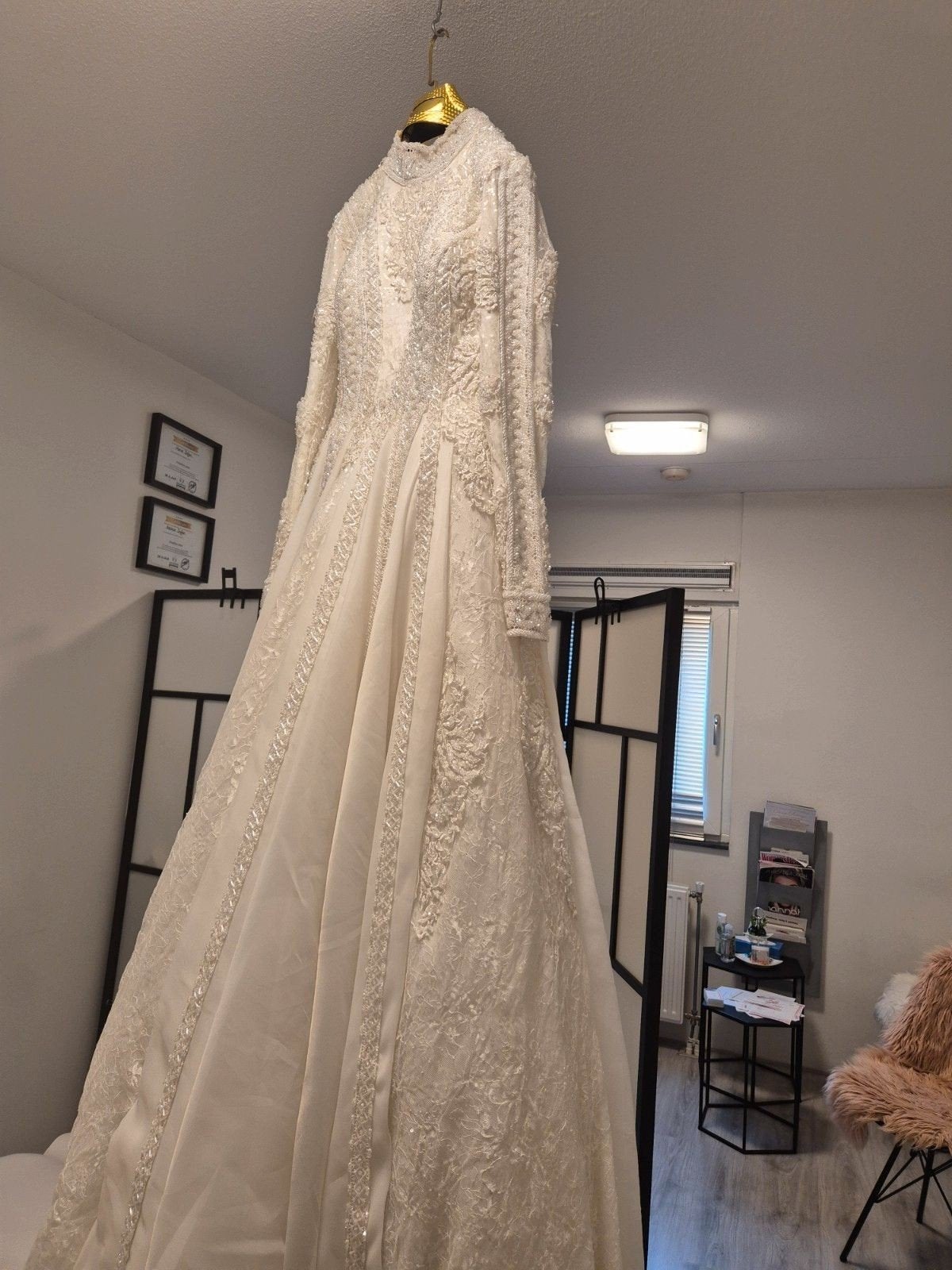 Prachtige trouwjurk met lange mouwen en kant, Trouwjurk, Wit, Ophalen of Verzenden, Onbekend