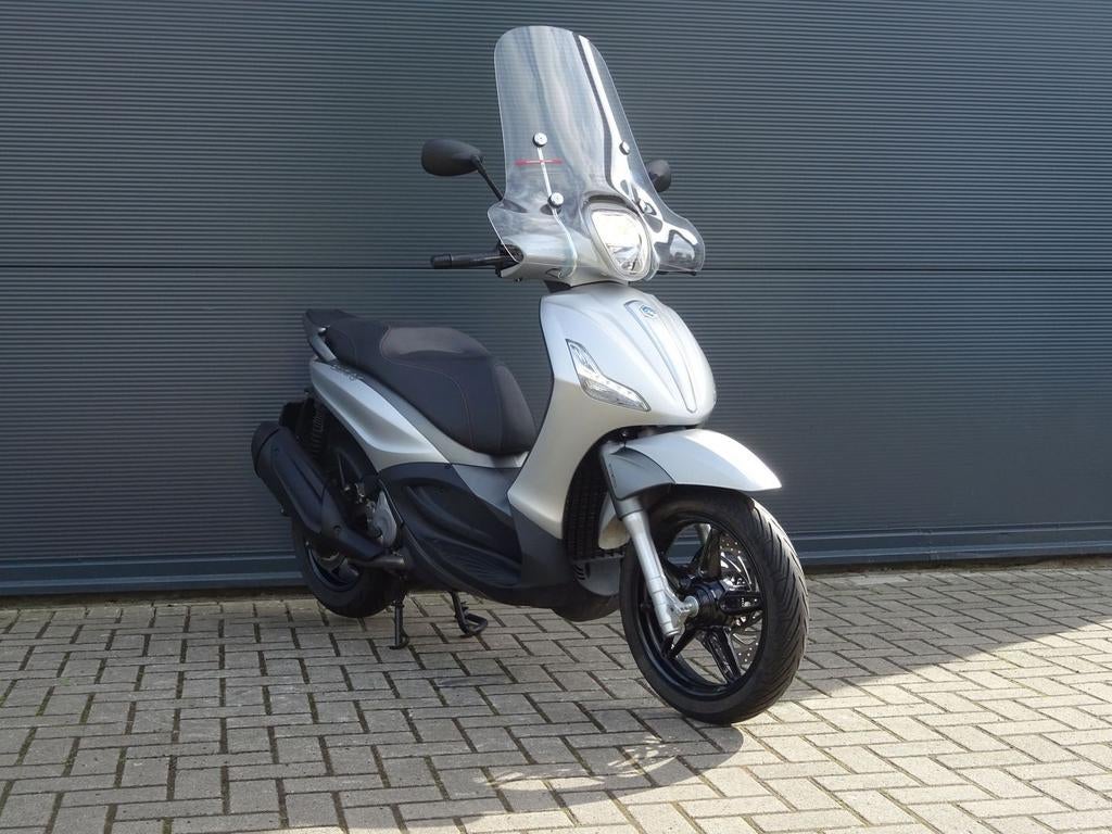 PIAGGIO BEVERLY 350 Sport 3900km ZGAN 2018 A2 motorscooter, Motoren, Motoren | Piaggio, Onbekend, Onbekend, Minimaal motorrijbewijs A2