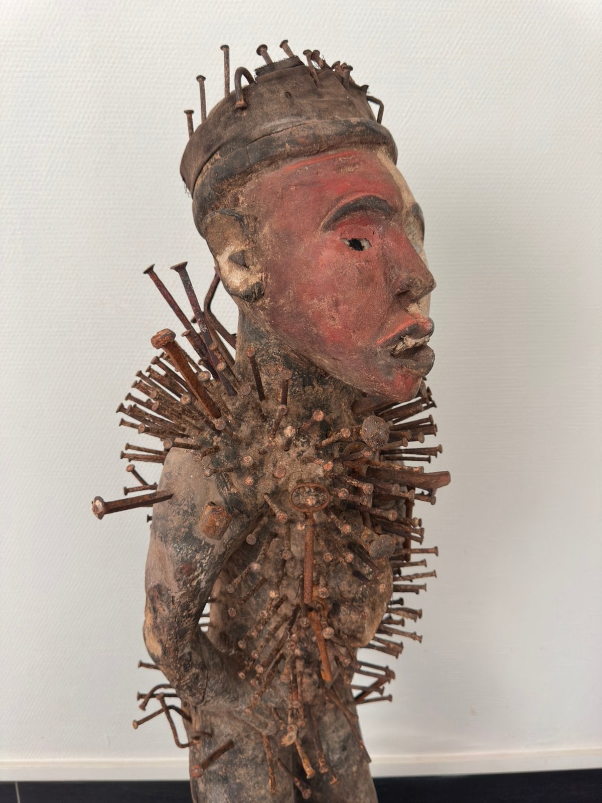 105 cm. Bakongo Vili Nkisi Nkondi Fétiche krachtbeeld 1930, Ophalen