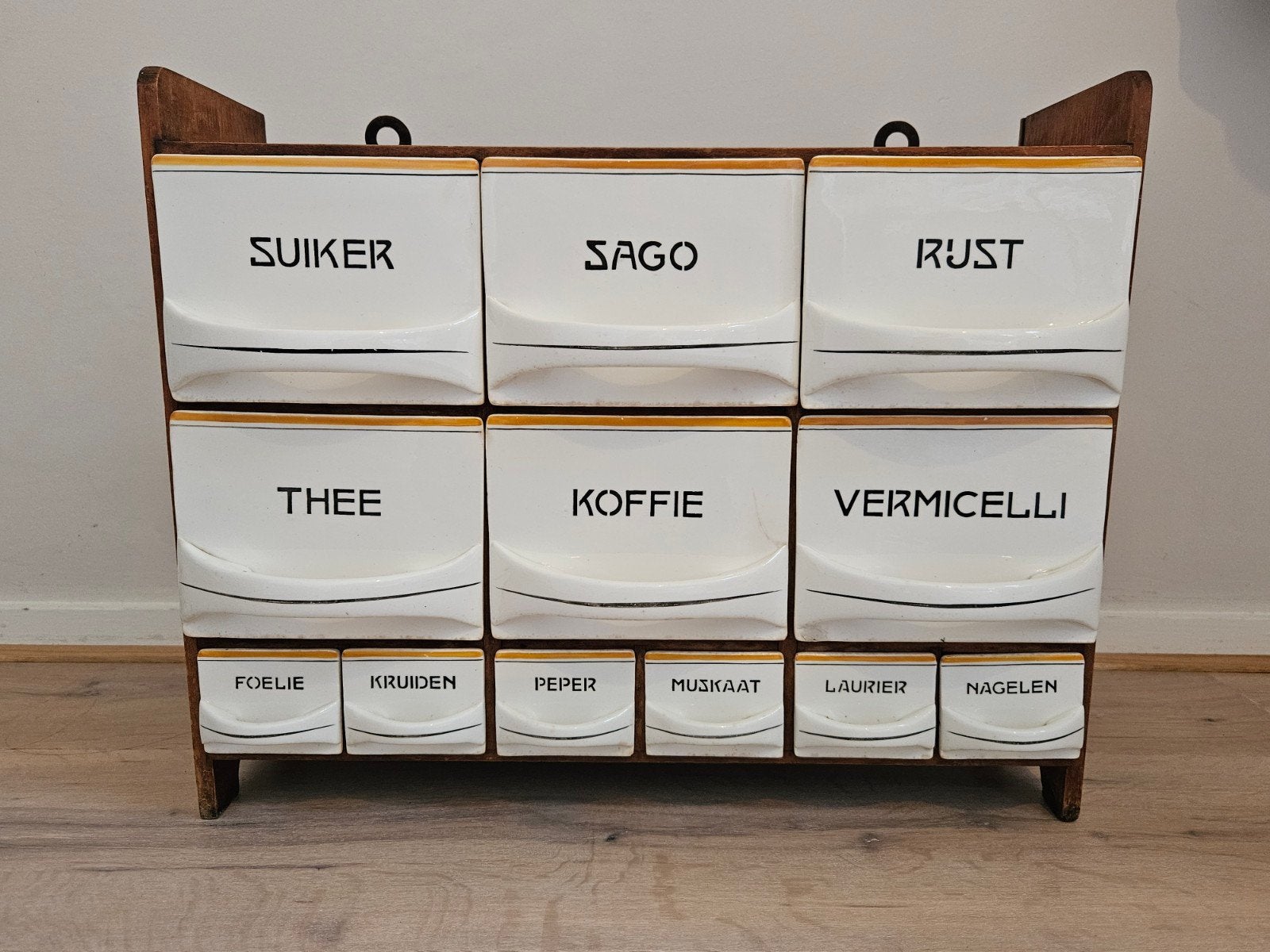 Société Ceramique Maestricht kruidenladekastje, Ophalen
