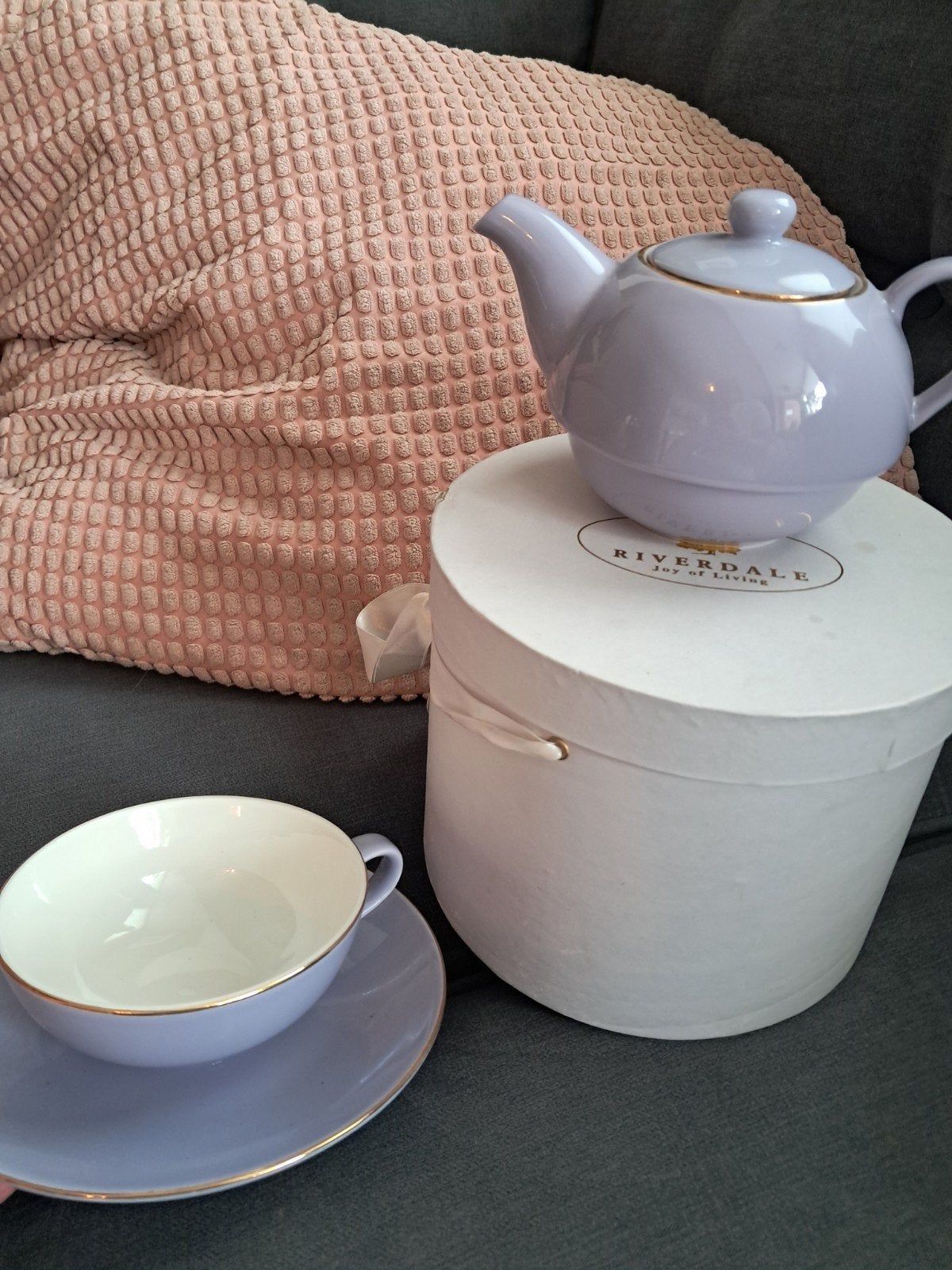 Riverdale theepot met kop en schotel lila in doos, Overige merken, Keramiek, Ophalen of Verzenden, Zo goed als nieuw