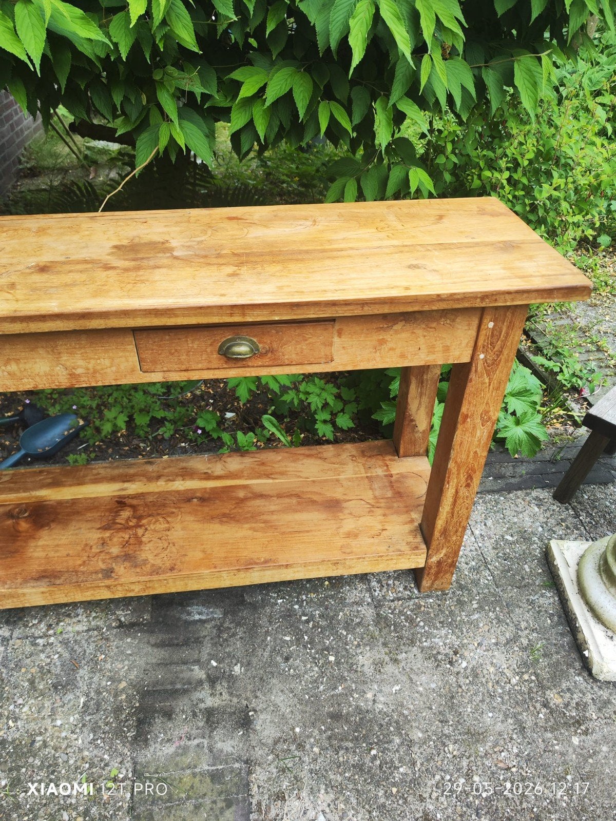 Rustieke houten sidetable met lades en plank, Ophalen