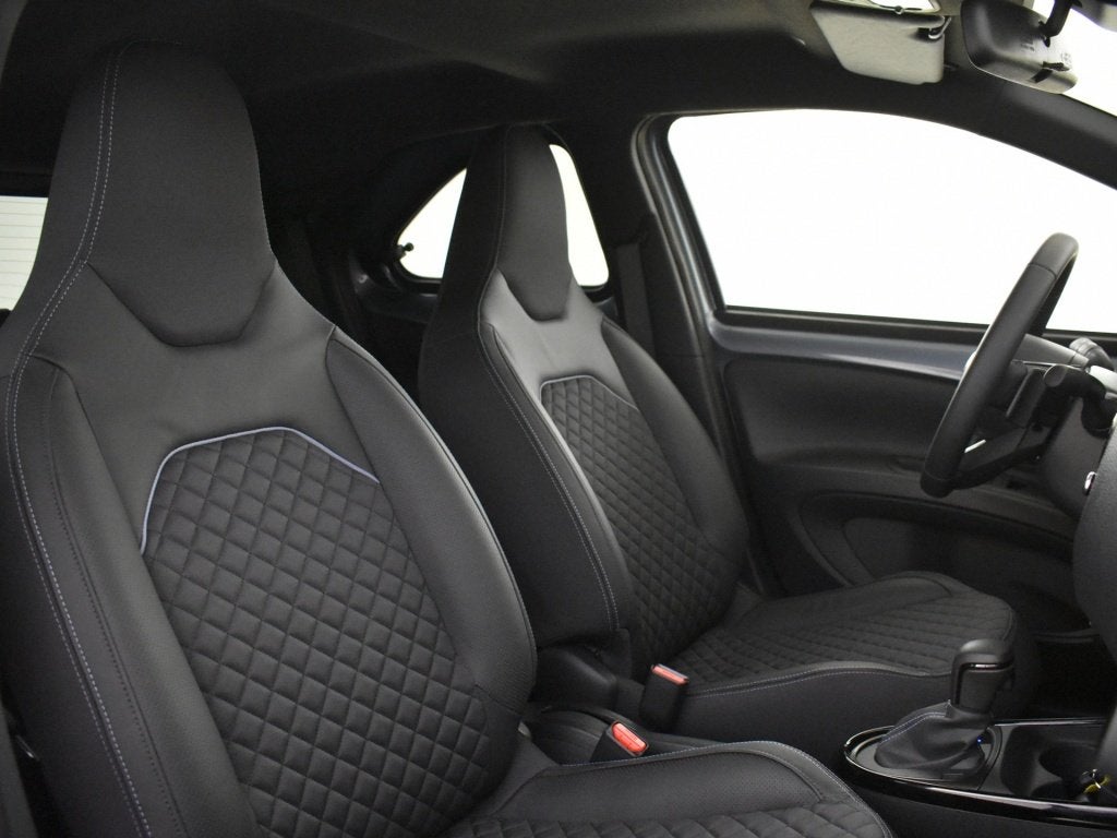 Toyota Aygo X 1.0 VVT-i S-CVT Premium Bi-tone | JBL | Keyles, Auto's, Automaat, Gebruikt, 4 stoelen, Leder en Stof