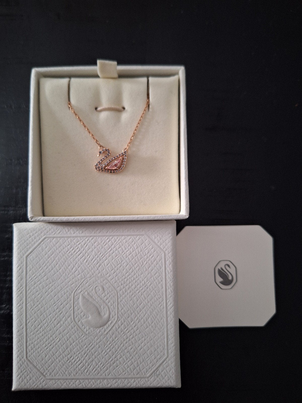 Swarovski ketting met zwaan hanger, roségoudkleurig, Overige materialen, Met hanger, Ophalen of Verzenden, Zo goed als nieuw
