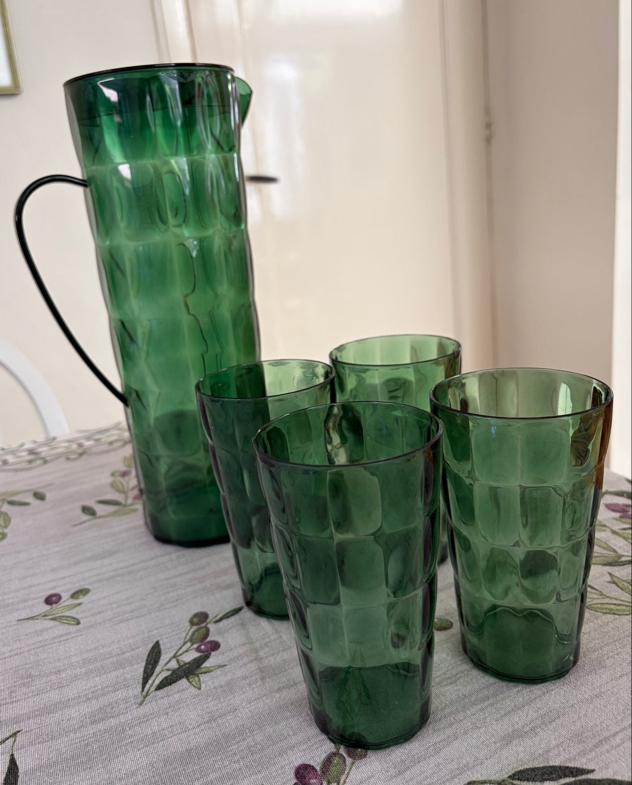 Groene plastic waterkan met 4 bijpassende glazen, Ophalen of Verzenden, Gebruikt, Kunststof, Groen