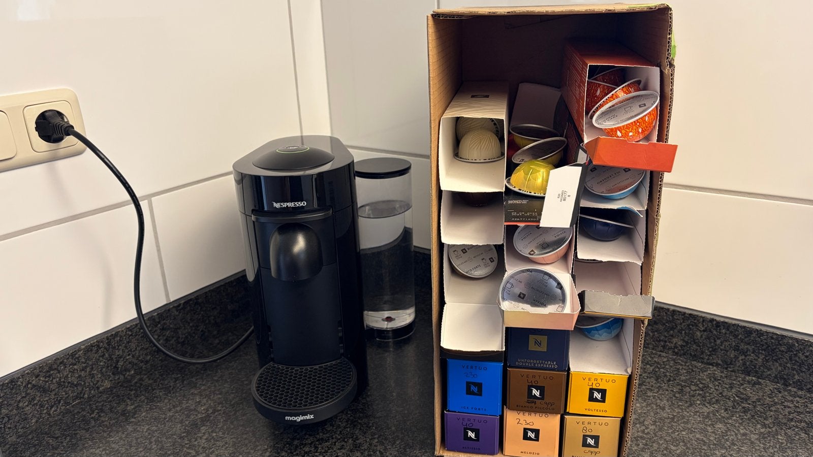 Nespresso Vertuo Next koffiemachine met koffiecups, Ophalen, Koffiemachine, Zo goed als nieuw, 1 kopje