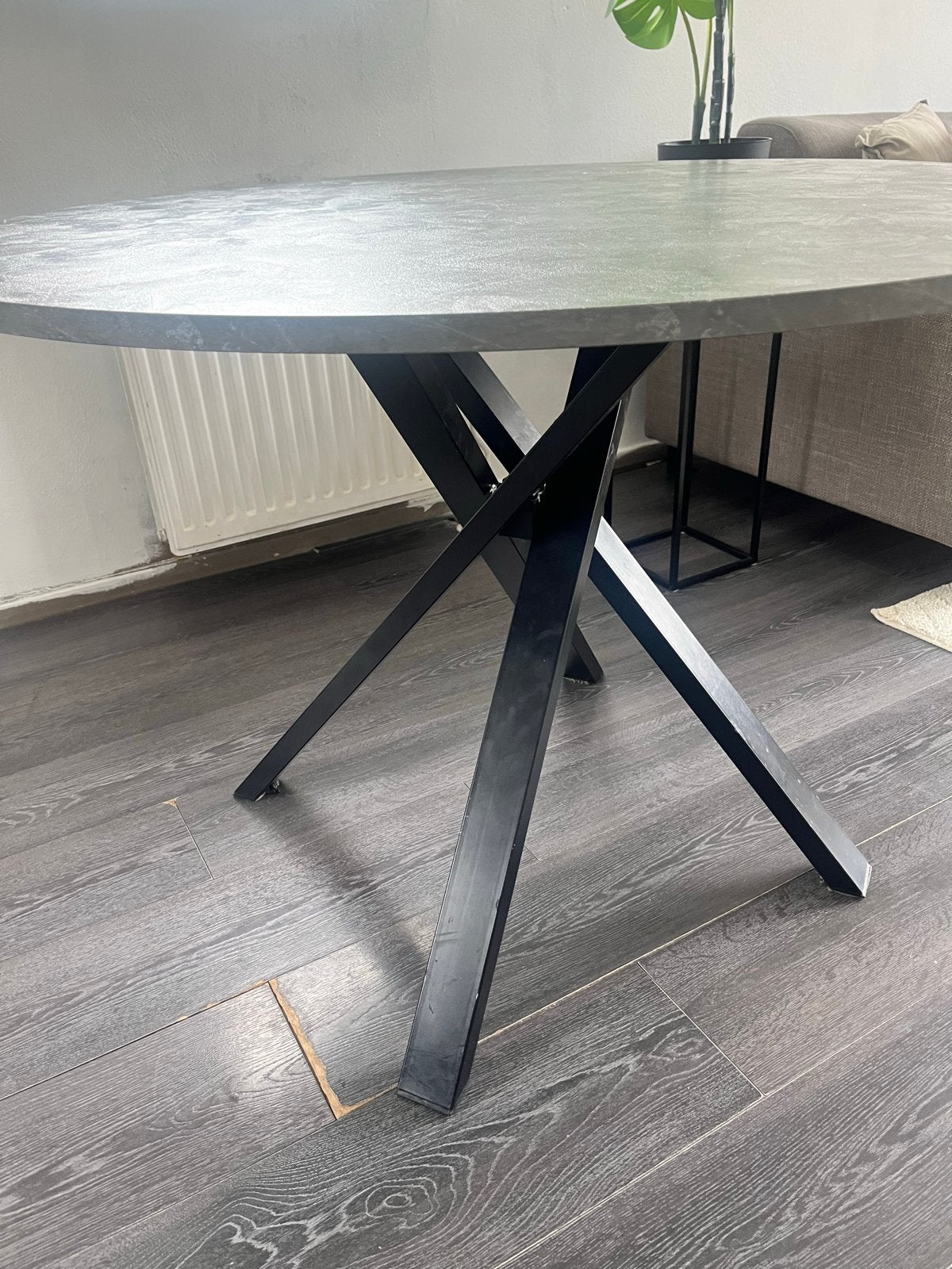 GELIJK OPHALEN! Moderne ronde eettafel met metalen onderstel, Huis en Inrichting, Tafels | Eettafels, Ophalen, Gebruikt, 100 tot 150 cm