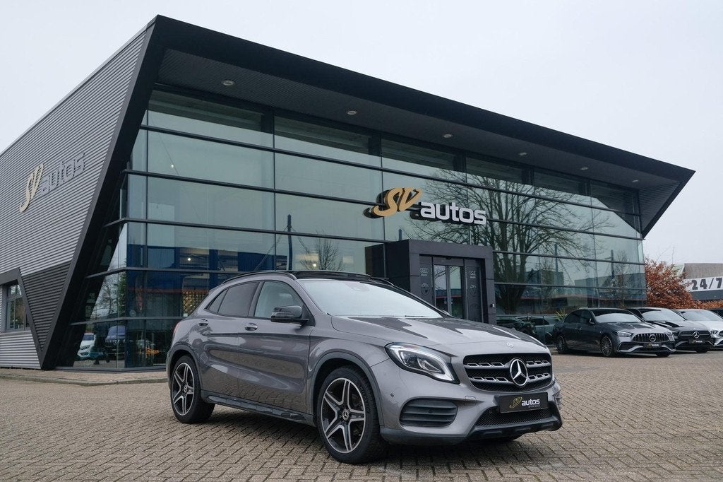 Mercedes-Benz GLA-klasse GLA180 AMG 122pk Panoramadak Night, Auto's, Mercedes-Benz, Gebruikt, 715 kg, Leder en Stof, 122 pk