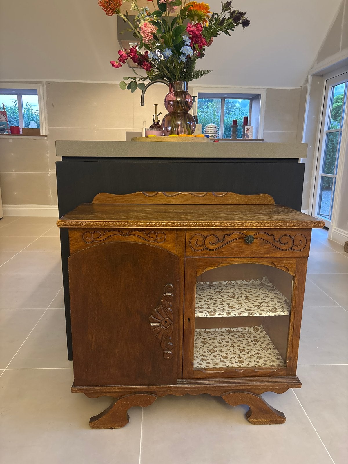 Vintage houten kastje met glas en houtsnijwerk, Ophalen
