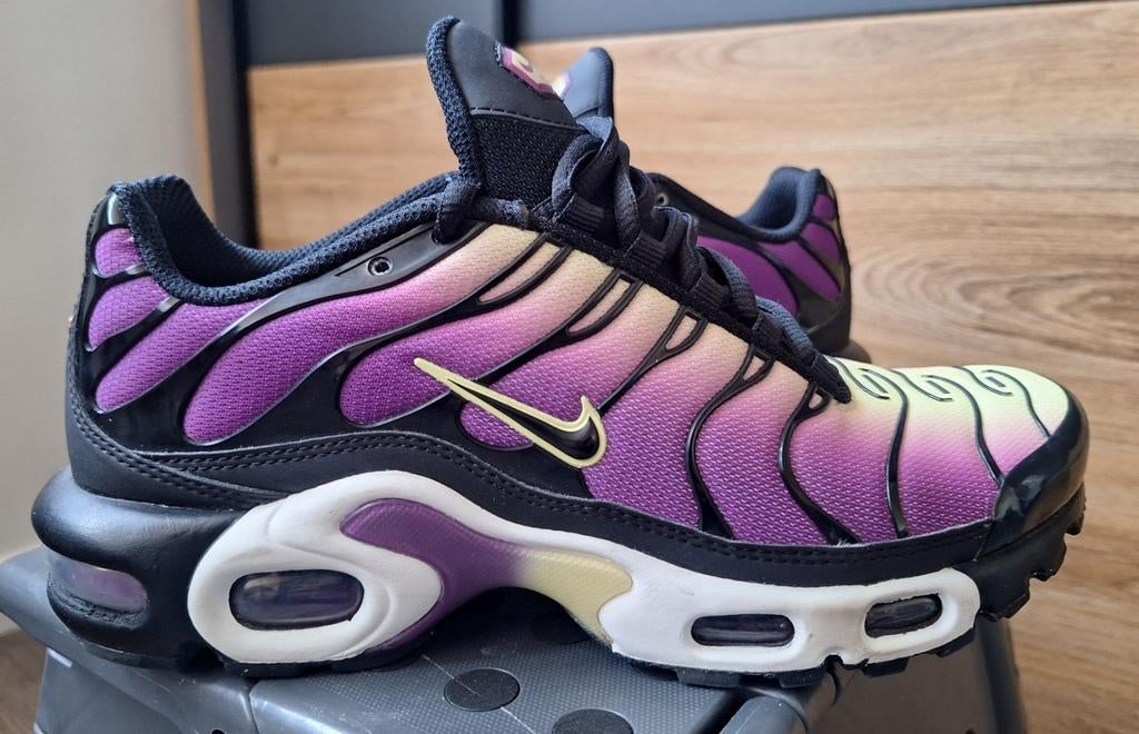 Nike Air Max Plus - Fuchsia/Lichtgeel - Maat 37,5, Ophalen, Overige kleuren, Nike, Sneakers of Gympen