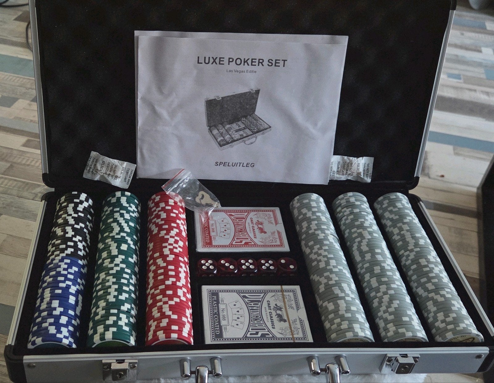 Luxe Pokerset in Koffer - Compleet met Fiches en Kaarten, Drie of vier spelers, Ophalen of Verzenden, Gebruikt, Spelletjes