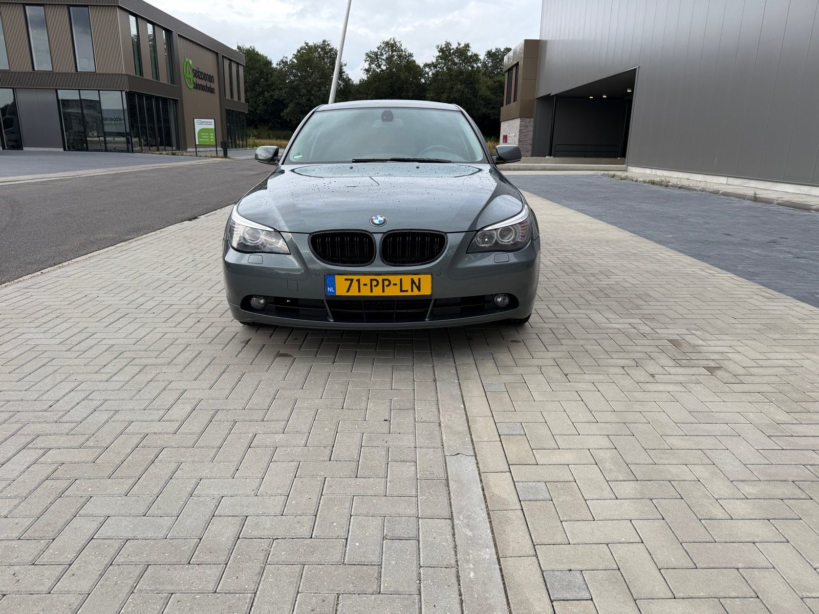 BMW 5-Serie 3.0 I 530 AUT 2004 Grijs, Auto's, BMW, Automaat, Particulier, Sedan, Zilver of Grijs