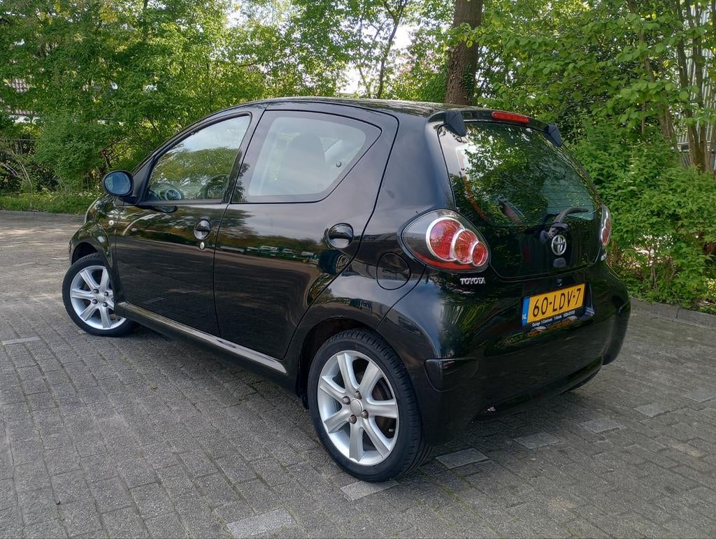 Toyota Aygo 1.0 12V Vvt-i 5DRS 2010 Zwart, Voorwielaandrijving, Stof, Zwart, 4 stoelen