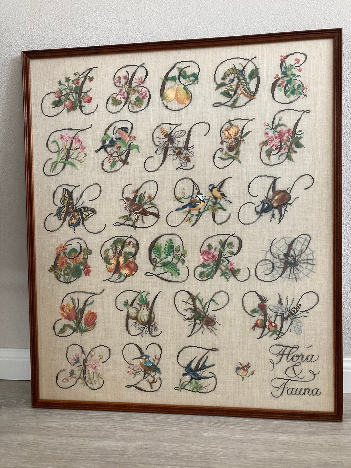 Prachtig Alfabeth Borduurwerk’ Flora&Fauna’, 63x74,5cm., Ophalen, Zo goed als nieuw, Minder dan 50 cm, Schilderij
