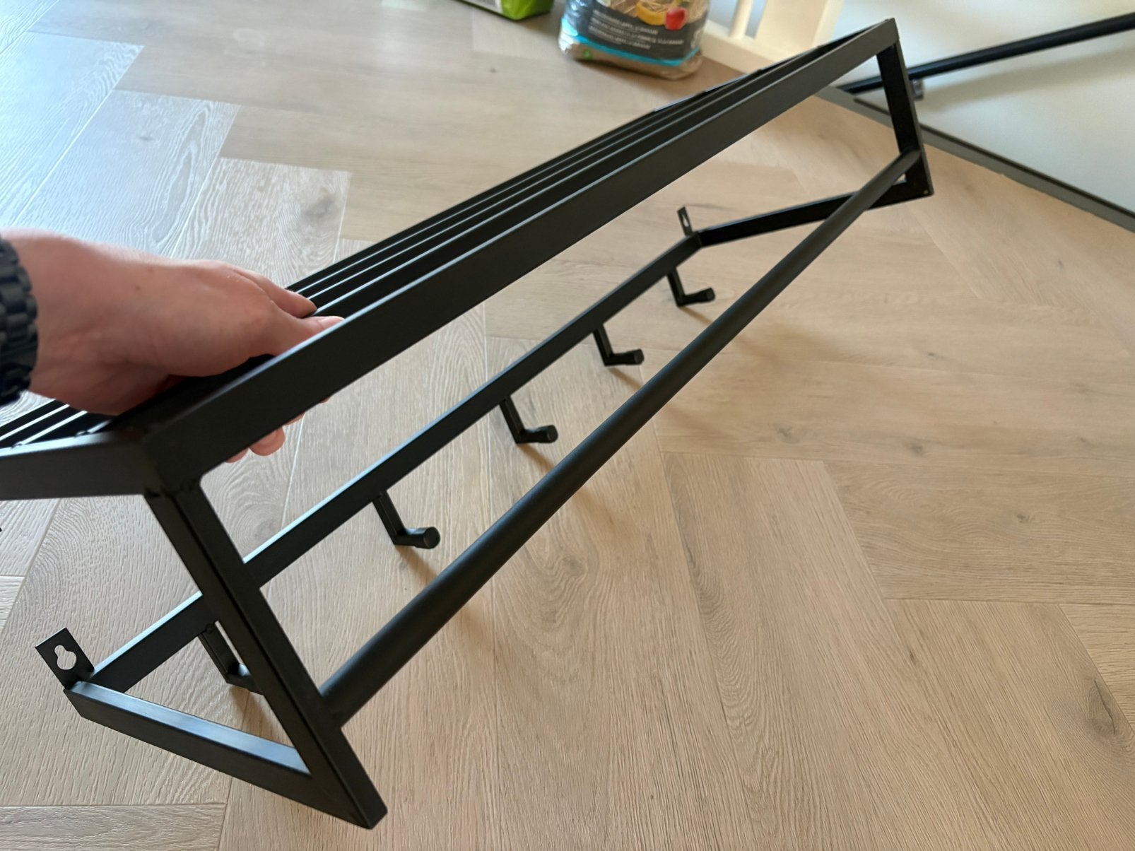 Zwarte wand kapstok met plankje en stang, Zo goed als nieuw, Minder dan 100 cm, Metaal, Ophalen