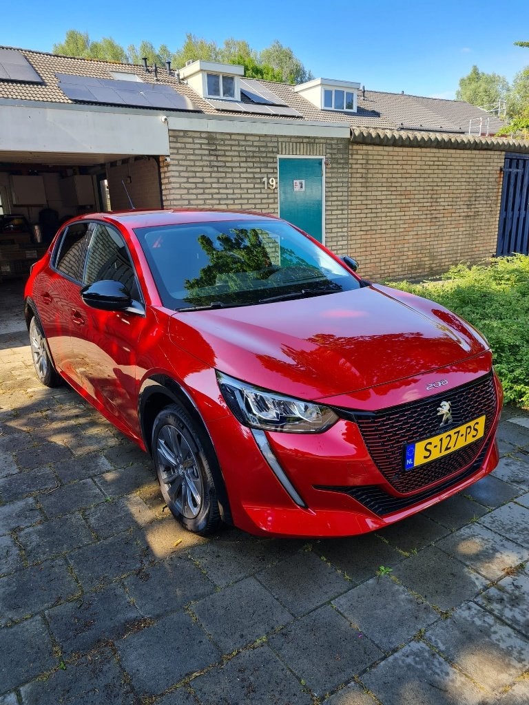 Overname Private lease contract Peugeot E-208 50kWh 2023, Dealer onderhouden, 136 pk, Zwart, Origineel Nederlands