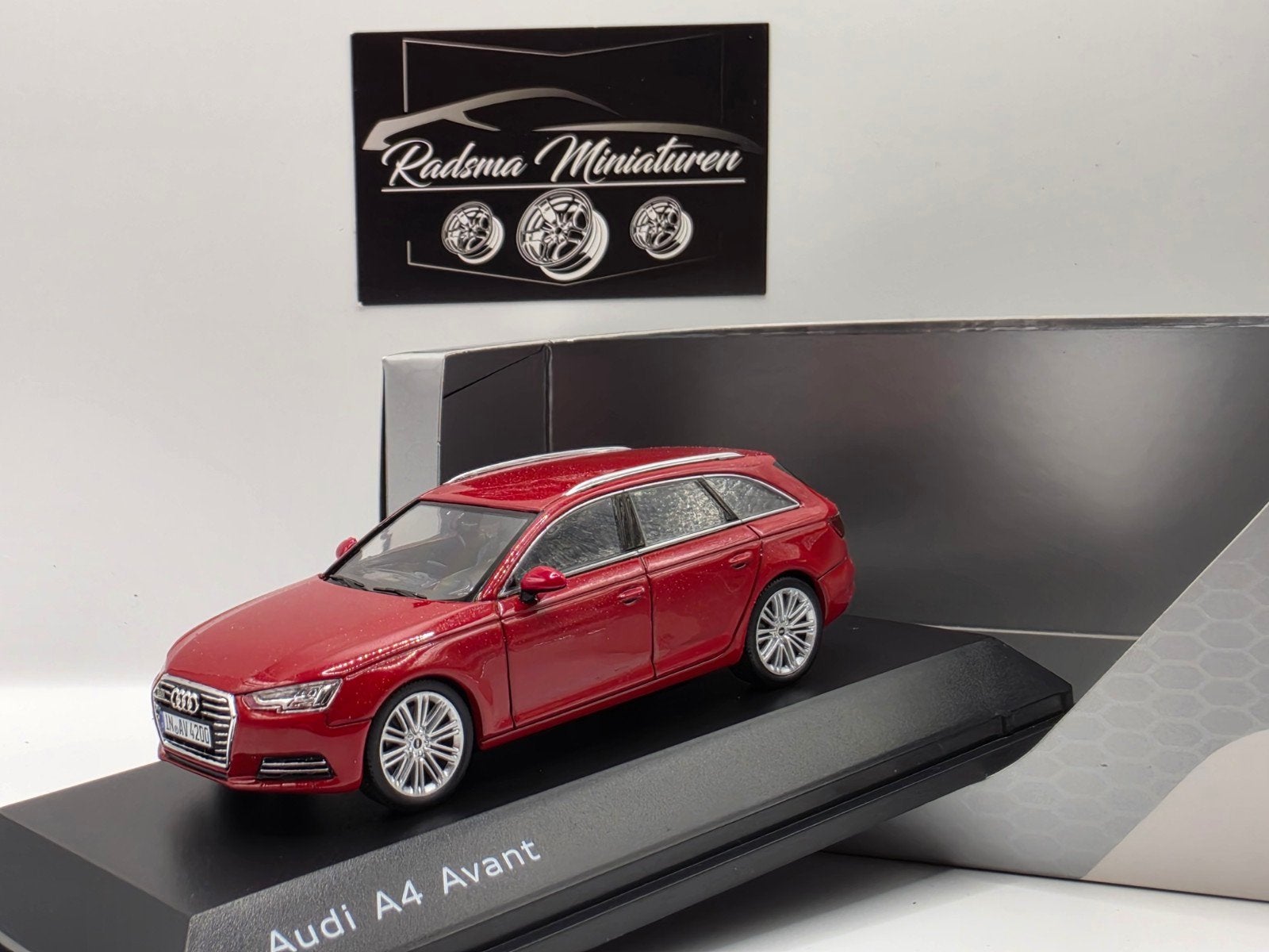 Audi A4 Avant B9 - Tangorood - 1:43 Spark, Overige merken, Auto, Nieuw, Ophalen of Verzenden