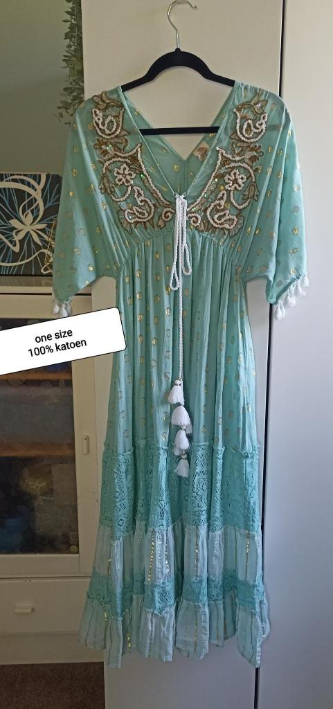 Turquoise zomerjurk met borduursels en kralen, Kleding | Dames, Jurken, Maat 38/40 (M), Verzenden, Nieuw, Onbekend