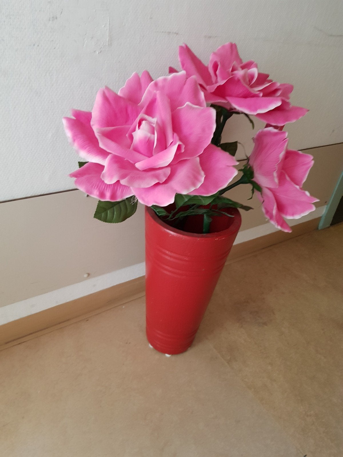 Roze kunstbloemen in rode vaas, Huis en Inrichting, Ophalen, Zo goed als nieuw