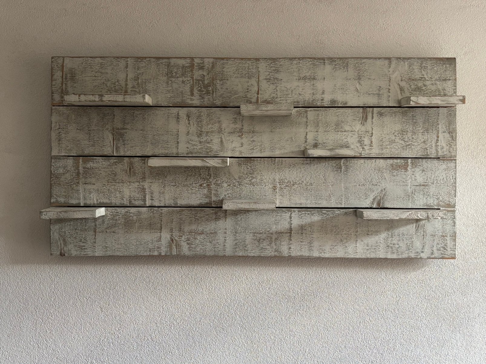 Grey wash steiger houten wandrek. 160 cm breed, 80 cm hoog.