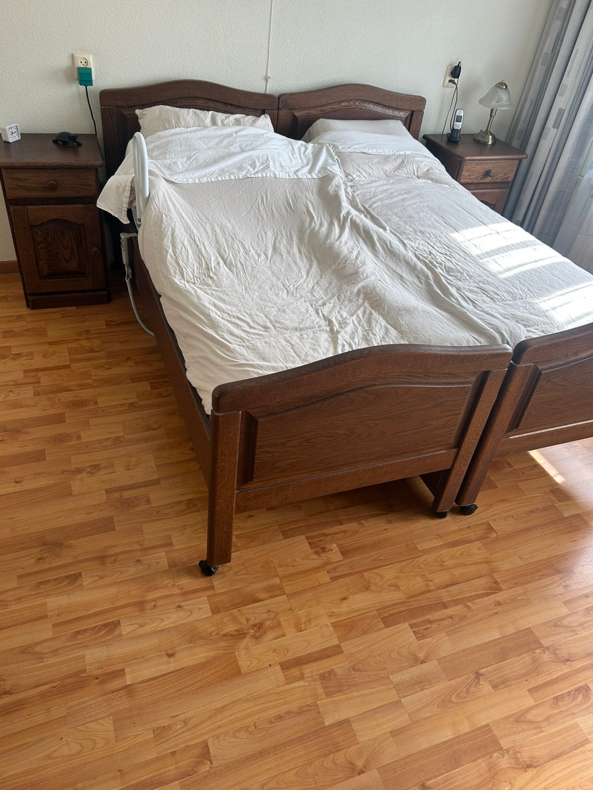 Senioren bed  2 enkele bedden die tegen elkaar staan, Ophalen, Bruin, Tweepersoons, 200 cm