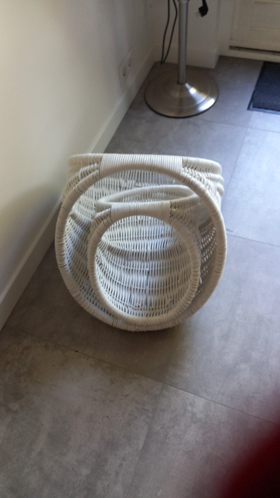 2 witte lectuurmanden, vintage, Ophalen, Met handvat, Natuurlijk materiaal, Lectuurbak