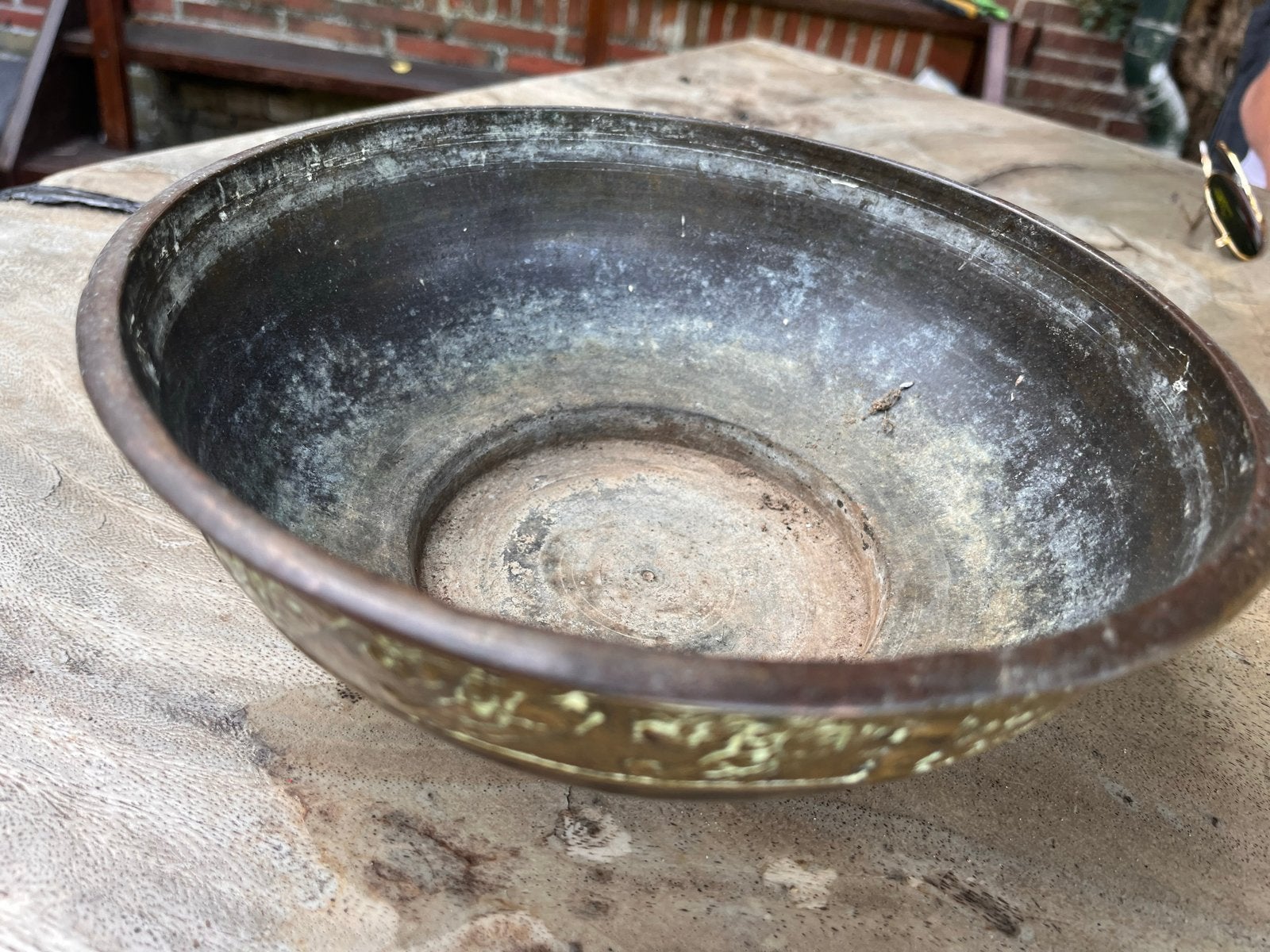 Antieke Javaanse koperen kom met reliëfdecoratie, Antiek en Kunst, Ophalen of Verzenden