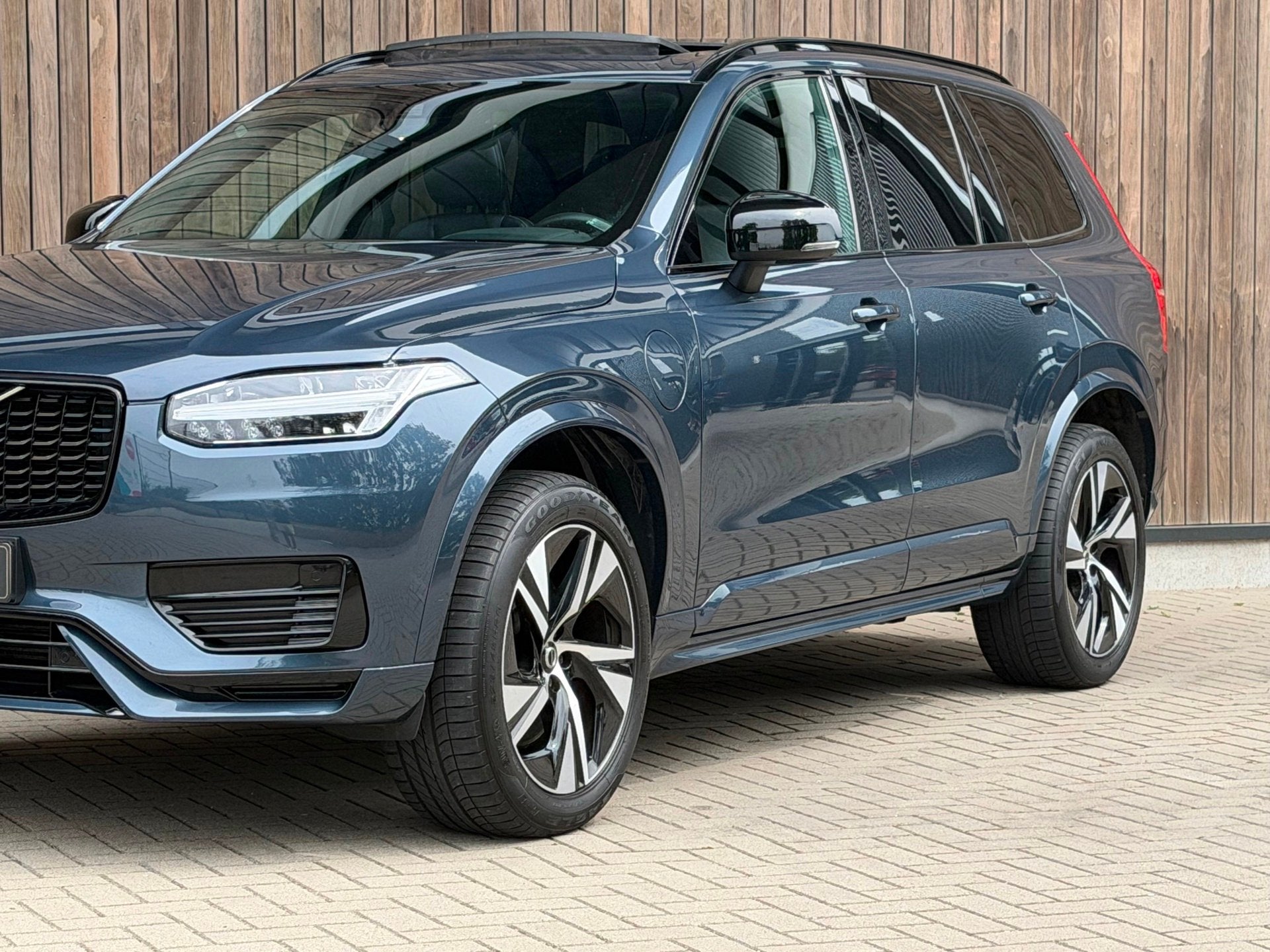 Volvo XC90 2.0 T8 Recharge AWD R-Design / Pano & Trekhaak /, Auto's, Zwart, 4 cilinders, Blauw, 7 stoelen