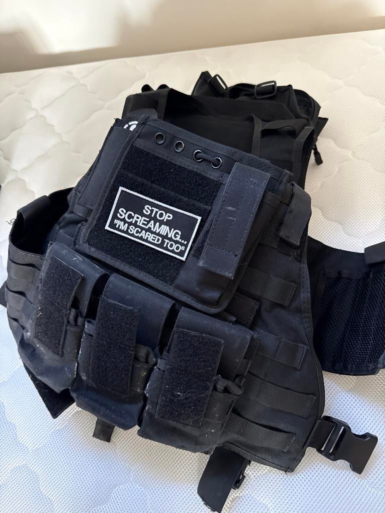 Zwart tactisch vest met plate carriers en patch Airsoft, Ophalen of Verzenden, Overige soorten, Overige gebieden, Kleding of Schoenen