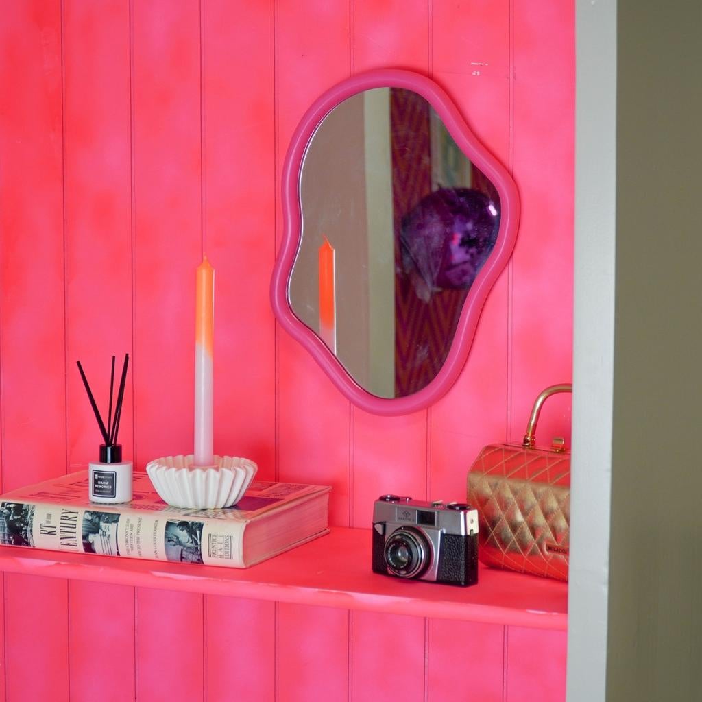 Housevitamin wavy spiegel neonroze, Huis en Inrichting, Woonaccessoires | Spiegels, Ophalen of Verzenden, Rechthoekig, Minder dan 50 cm