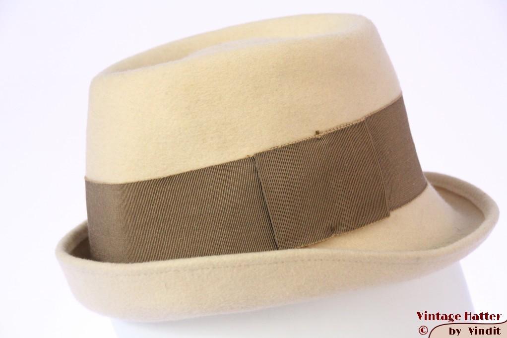 kleine Vintage Dameshoed licht beige vilt 54-55, Kinderen en Baby's, Kinderkleding | Petten en Hoeden, 134 t/m 140, Gebruikt, Meisje